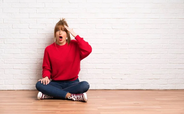 Rothaarige Frau Die Auf Dem Boden Sitzt Hat Gerade Etwas — Stockfoto