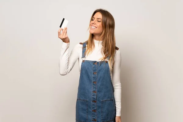 Mulher Bonita Sobre Parede Branca Isolada Segurando Cartão Crédito Pensando — Fotografia de Stock