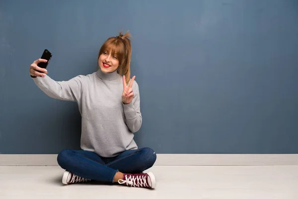 Κοκκινομάλλα Γυναίκα Χωροθέτηση Στο Πάτωμα Φτιάχνοντας Μια Selfie — Φωτογραφία Αρχείου