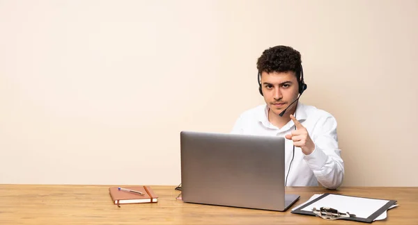 Telemarketer Mann Frustriert Und Zeigt Nach Vorne — Stockfoto