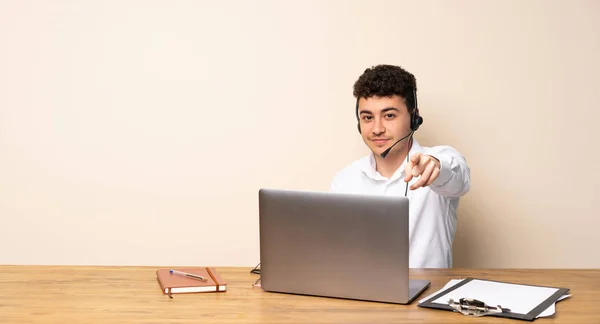 Telemarketer Homem Aponta Dedo Para Você Com Uma Expressão Confiante — Fotografia de Stock