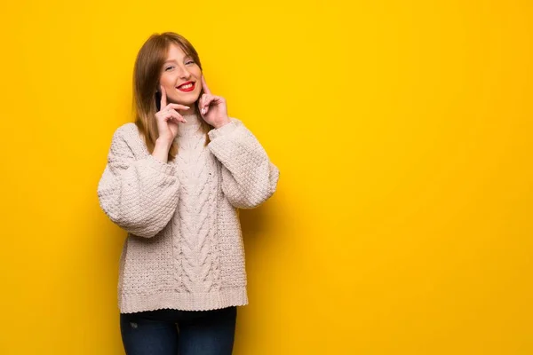 Pelirroja Sobre Pared Amarilla Sonriendo Con Una Expresión Feliz Agradable —  Fotos de Stock