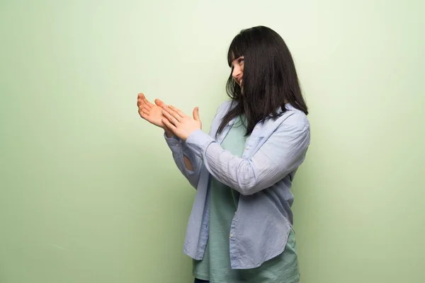 Jovem Mulher Sobre Parede Verde Aplaudindo Após Apresentação Uma Conferência — Fotografia de Stock