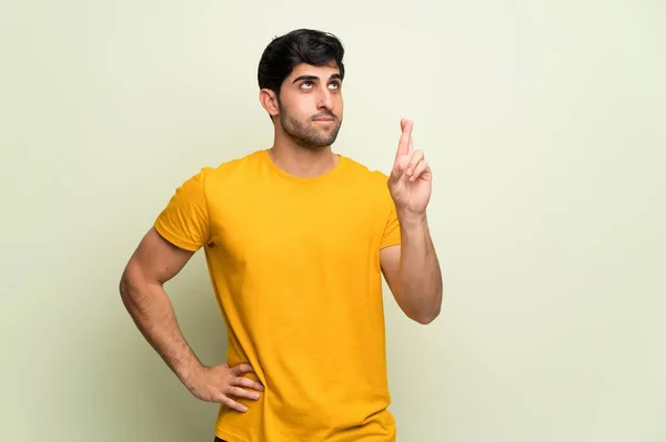 Young Man Pink Wall Fingers Crossing Wishing Best — Stock Photo, Image