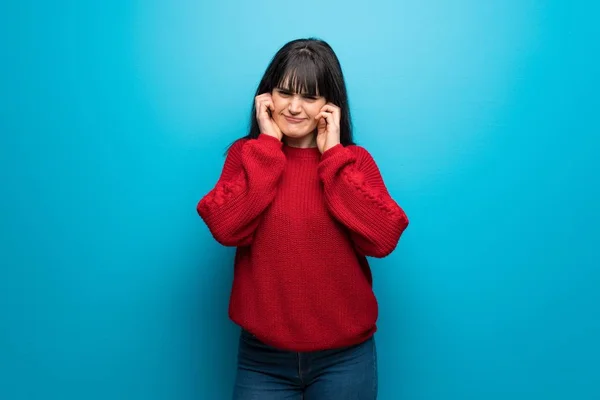 Vrouw Met Rode Trui Blauwe Muur Gefrustreerd Met Betrekking Tot — Stockfoto