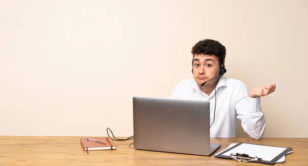 Telefonförsäljare Man Tvivlar Samtidigt Höja Händerna — Stockfoto