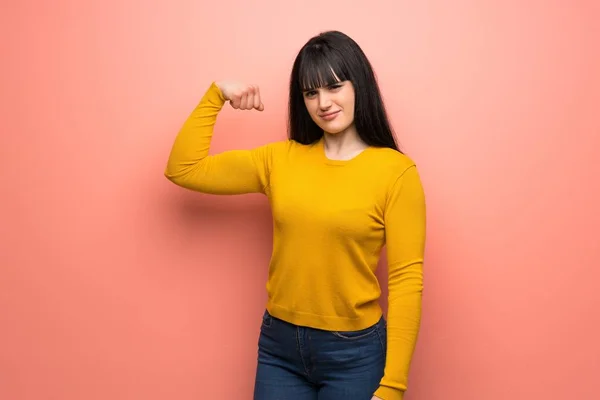 Vrouw Met Gele Trui Pink Wall Doen Sterk Gebaar — Stockfoto