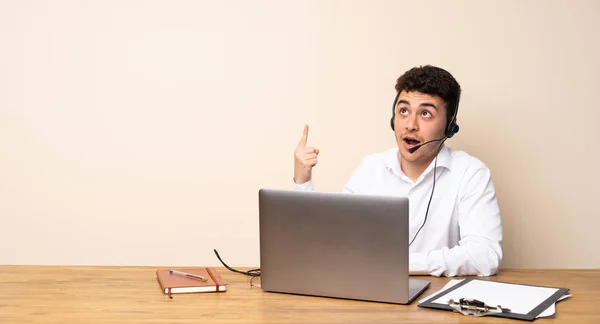 Hombre Telemarketer Señalando Hacia Arriba Sorprendido —  Fotos de Stock