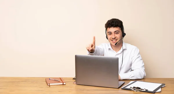 Telefonförsäljare Man Visar Och Lyfta Ett Finger — Stockfoto