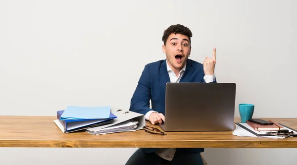 Homem Negócios Escritório Pensando Uma Ideia Apontando Dedo Para Cima — Fotografia de Stock