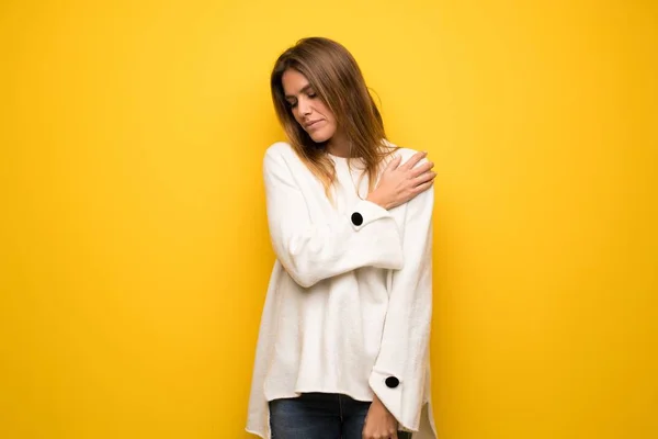 Mulher Loira Sobre Parede Amarela Sofrendo Dor Ombro Por Ter — Fotografia de Stock