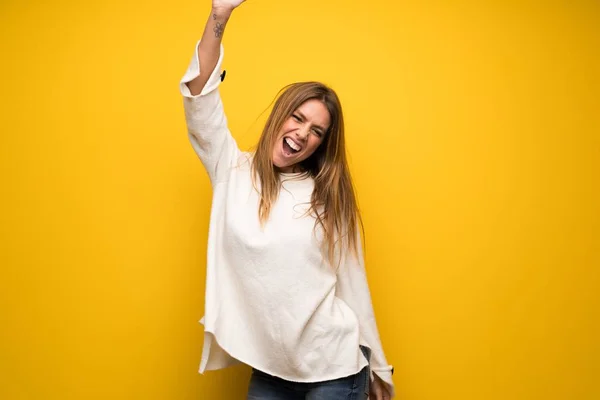 Gelukkig vrij jonge blonde vrouw — Stockfoto