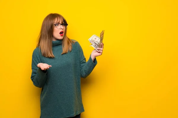 Žena Brýlemi Přes Žlutou Zeď Při Hodně Peněz — Stock fotografie