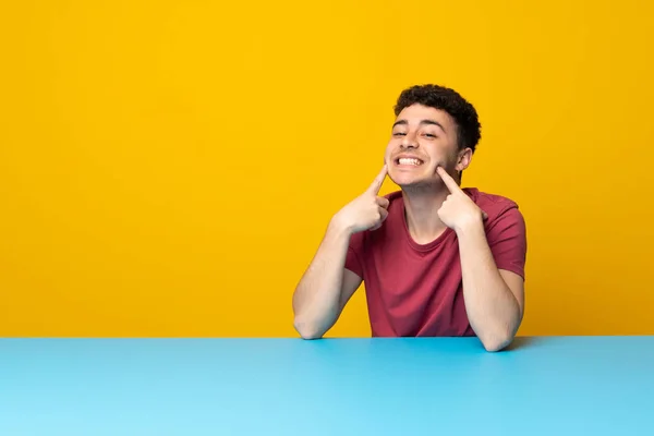 Jovem Com Parede Colorida Mesa Sorrindo Com Uma Expressão Feliz — Fotografia de Stock