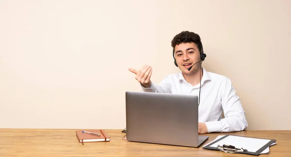 Hombre Telemarketer Invitando Venir Con Mano Feliz Que Hayas Venido —  Fotos de Stock