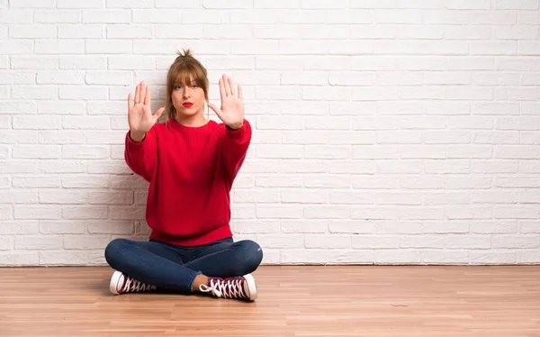 Rothaarige Frau Sitzt Auf Dem Boden Und Macht Stop Geste — Stockfoto