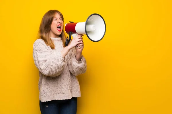 Roodharige Vrouw Gele Muur Schreeuwen Door Een Megafoon — Stockfoto