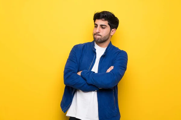 Hombre Con Chaqueta Azul Sobre Pared Amarilla Sintiéndose Molesto — Foto de Stock