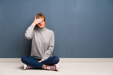 Kızıl saçlı kadın, gözleri elle kaplayan yere oturarak. Bir şey görmek istemiyorum