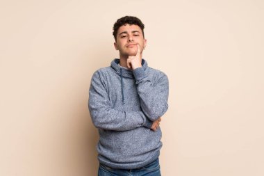 Yalıtılmış duvar Looking açık genç adam