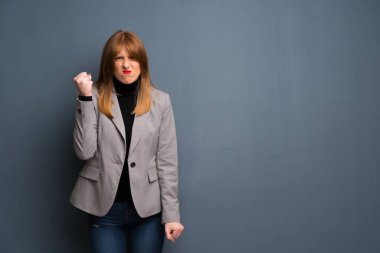 Öfkeli jest ile Redhead iş kadın