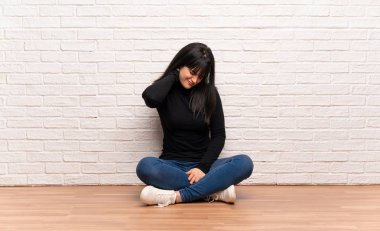 Neckache katta oturan kadın