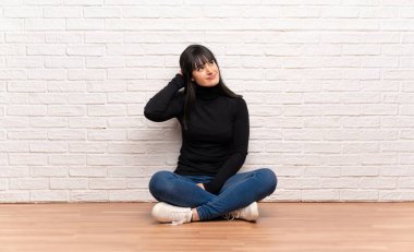 Kafa çizilmemesi bir fikir düşünce katta oturan kadın