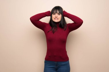 Kırmızı balıkçı Leneck ile genç kadın migren var çünkü kafasına el alır