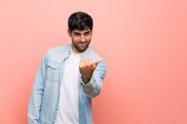 Pembe duvar el ile gelmek davet üzerine genç adam. Mutlu sen geldin