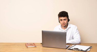 Üzücü ve depresif ifade ile telemarketer adam