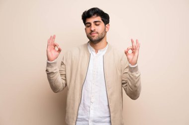 Zen izole duvar üzerinde genç adam poz