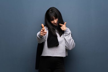 Genç spor kadın ön işaret ve gülümseyen