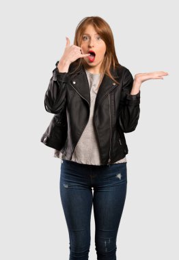 Genç Redhead kadın telefon jest yapma ve izole gri arka plan üzerinde şüphe