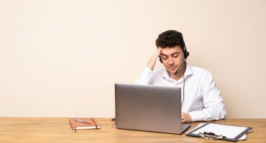 Baş ağrısı ile telemarketer adam