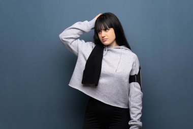 Genç spor kadın sahip şüpheler süre çizilmeye kafa