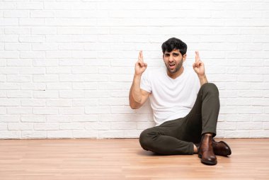 Geçiş parmakları ile katta oturan genç adam