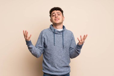 Yalıtılmış duvar tarafından kötü bir durum hayal kırıklığına uğramış genç adam