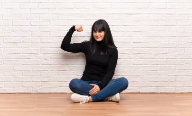 İşin güçlü jest katta oturan kadın