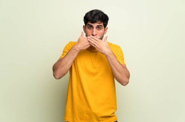 Genç adam pembe duvar ağız uygunsuz bir şey söylediğin için el ile kaplama