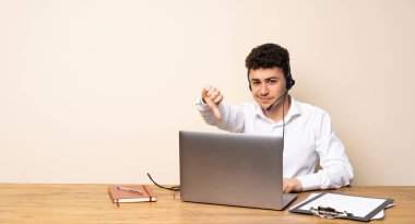 Telemarketer adam negatif ifade başparmak aşağı gösteren