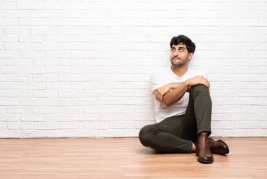 Karıştırmayın yüz ifadesi ile katta oturan genç adam