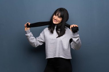 Stüdyo arka plana karşı genç spor kadın