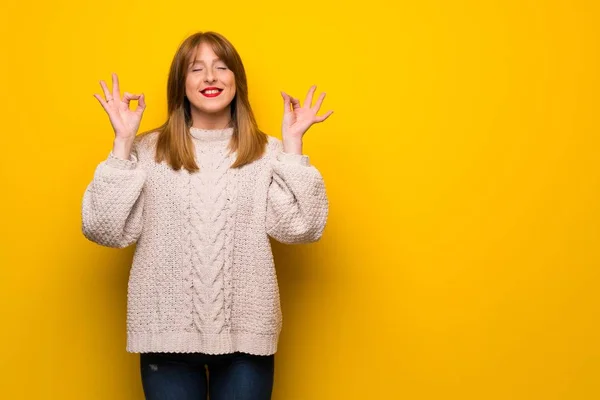 Redhead Vrouw Gele Muur Zen Pose — Stockfoto