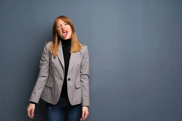 Redhead Kadın Gösteren Dil Kamera Sahip Komik Bakmak — Stok fotoğraf