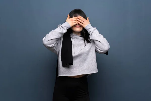 Mulher Esporte Jovem Que Cobre Olhos Por Mãos Surpreendido Ver — Fotografia de Stock