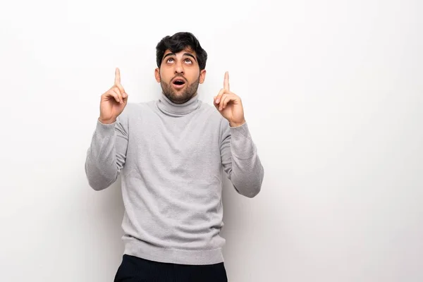 Jonge Man Geïsoleerde Witte Muur Verrast Wijzend — Stockfoto