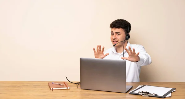 Telemarketeer Man Nerveus Stretching Handen Naar Voorkant — Stockfoto