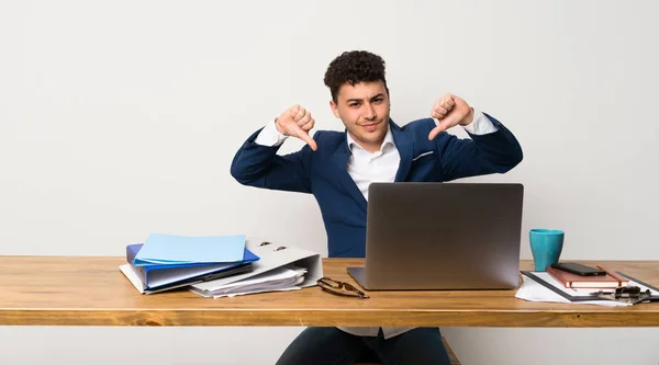 Hombre Negocios Una Oficina Mostrando Pulgar Hacia Abajo — Foto de Stock