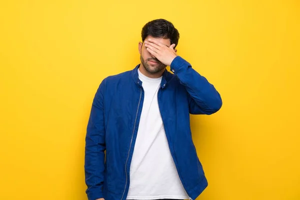 Mann Mit Blauer Jacke Über Gelber Wand Die Die Augen — Stockfoto