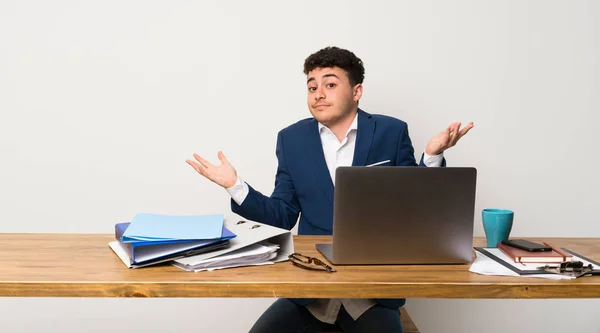 Homem Negócios Escritório Fazendo Gestos Dúvidas — Fotografia de Stock